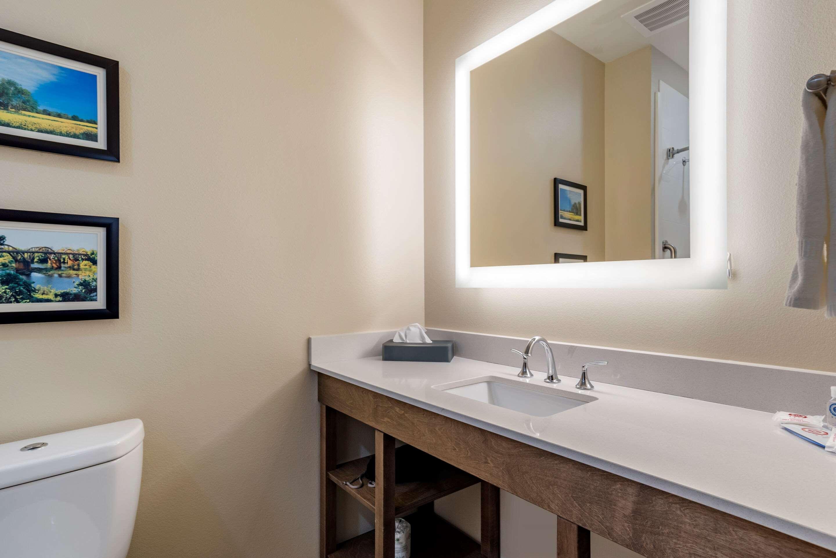 Comfort & Downtown Near