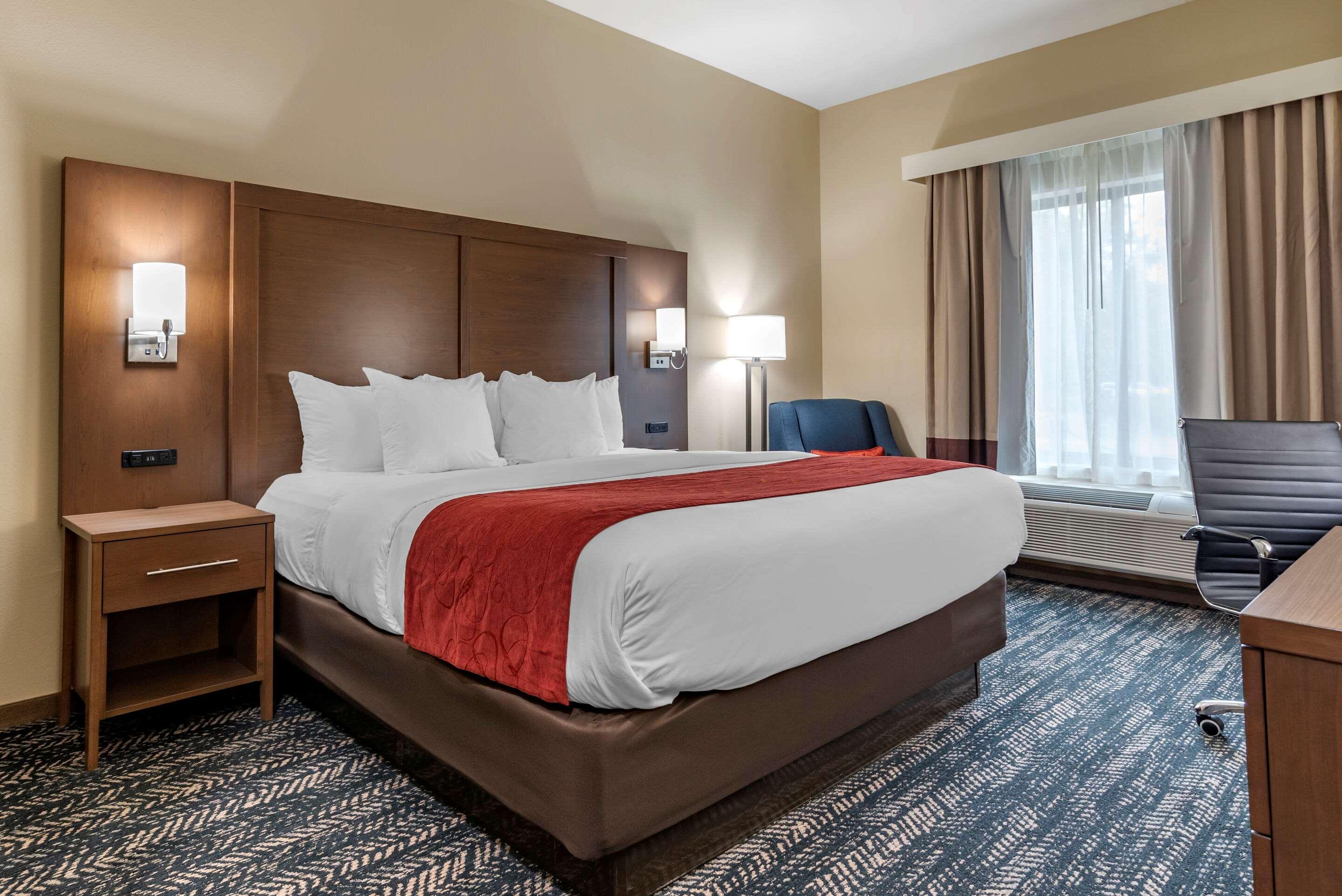 Hotel Comfort & Downtown Near 3*